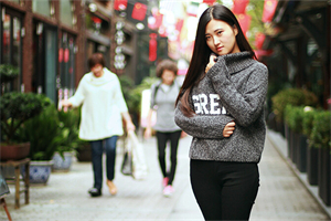 How do men and women in Shanghai face life's challenges together